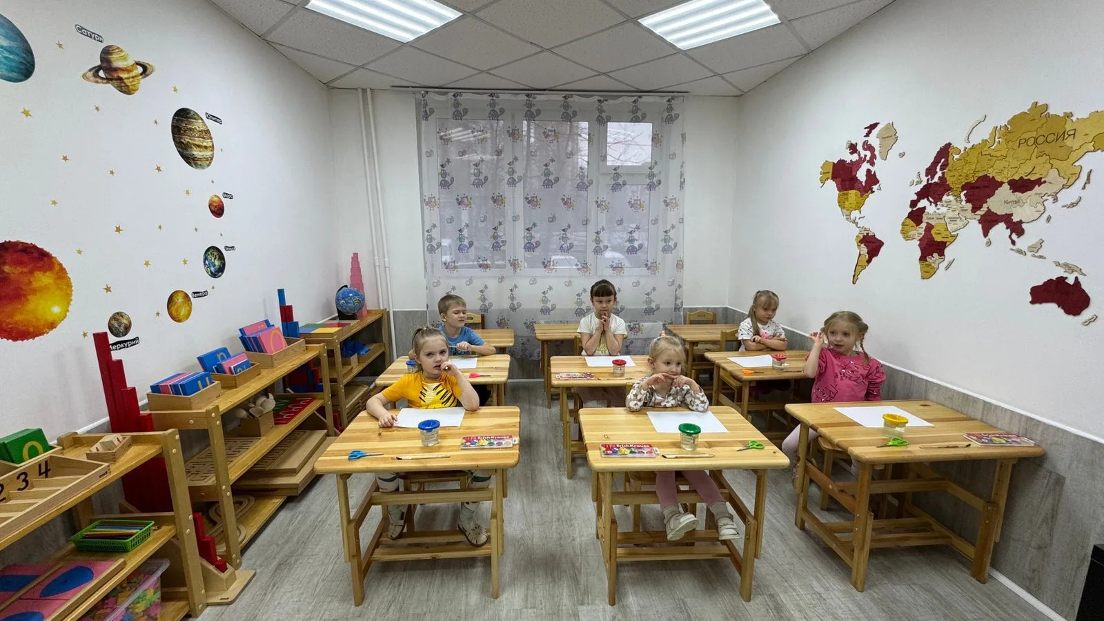 Дети на творческом занятии за партами