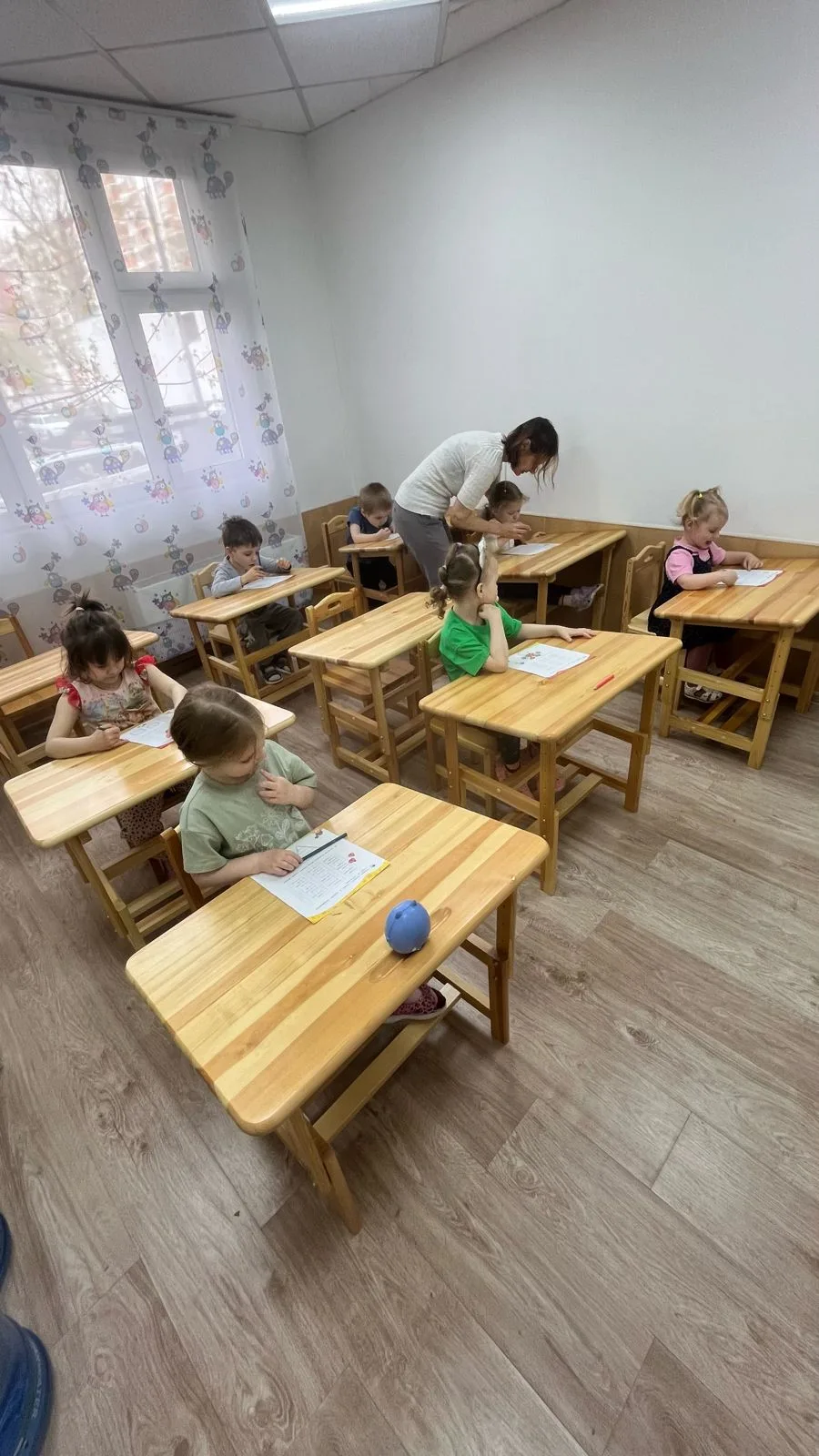 Дети занимаются за партами в классе