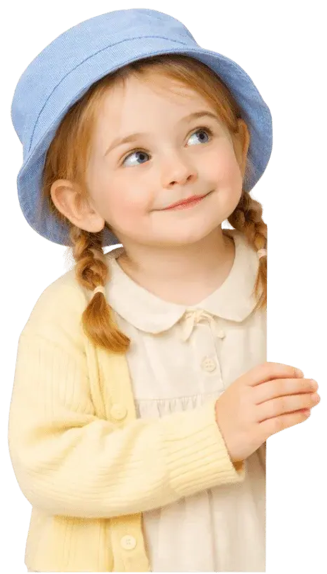 Девочка 3–4 лет выглядывает из-за панели — запись в детский центр