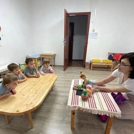 Девочка проходит лабиринт в детском саду у м. Яхромская рядом с Дубнинскаой улицей