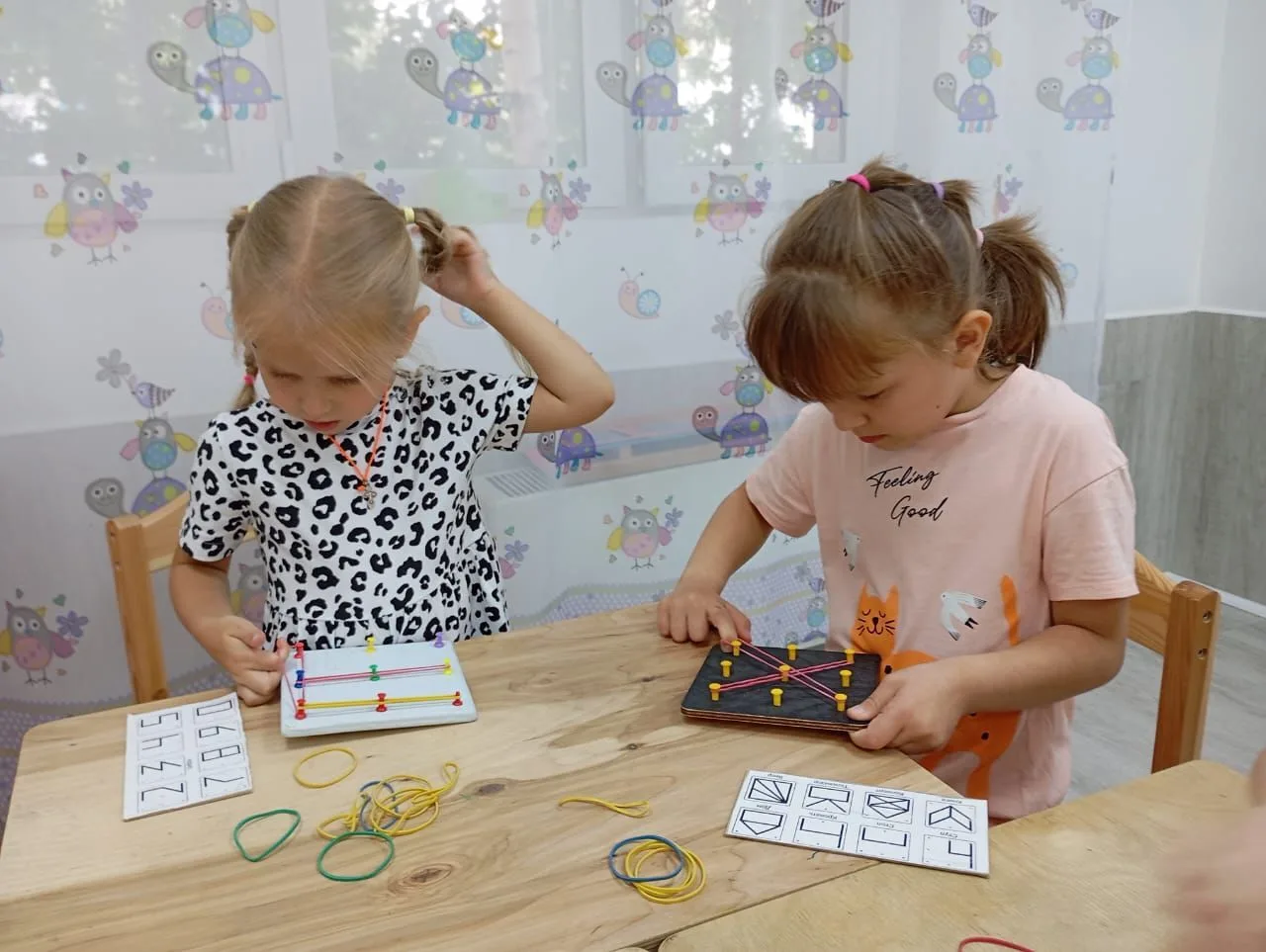 Девочки играют с геобордом — материалы Монтессори