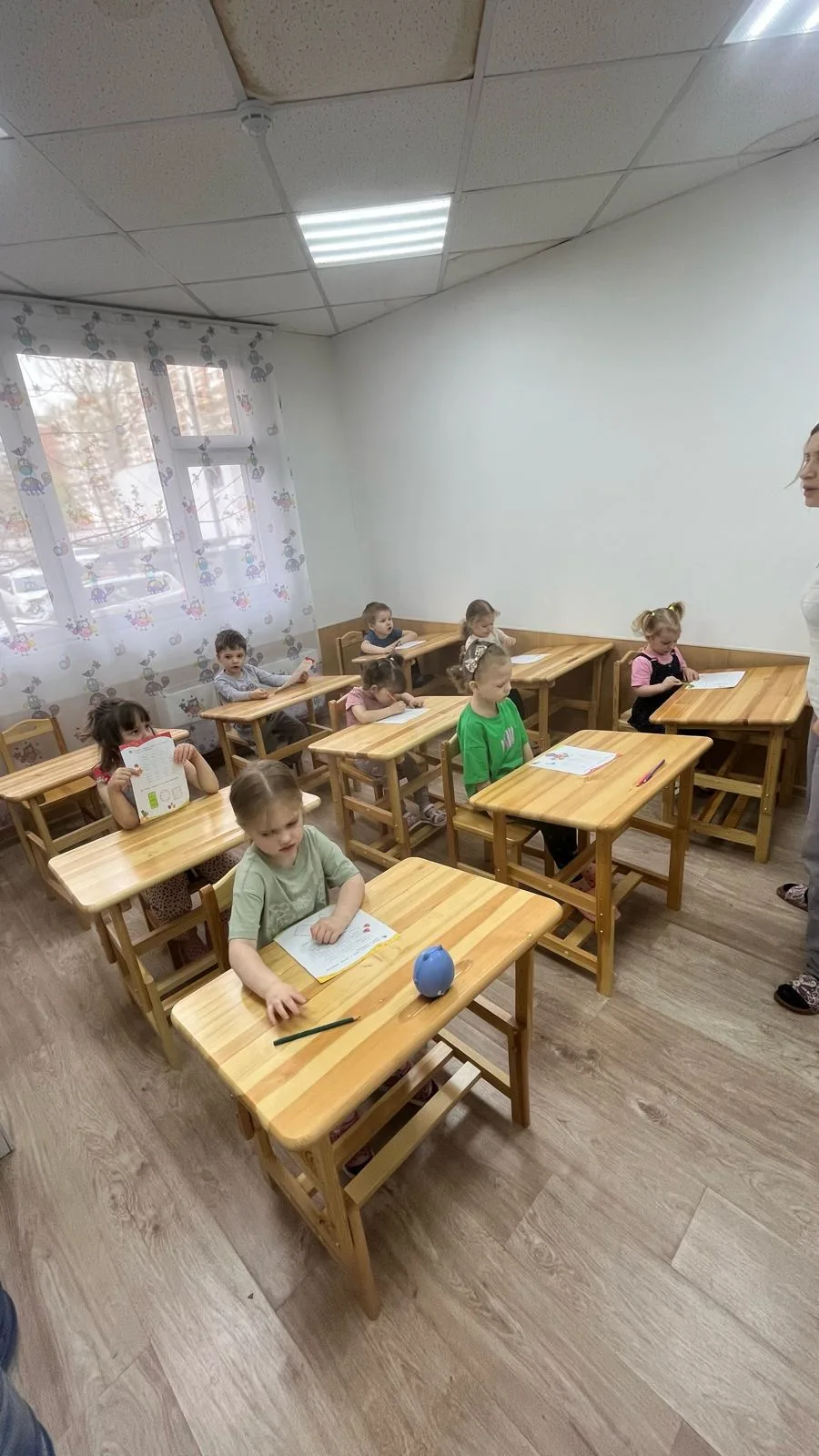 Группа детей за партами на занятии
