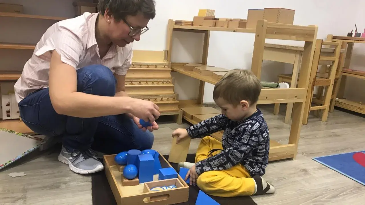 Педагог занимается с ребёнком