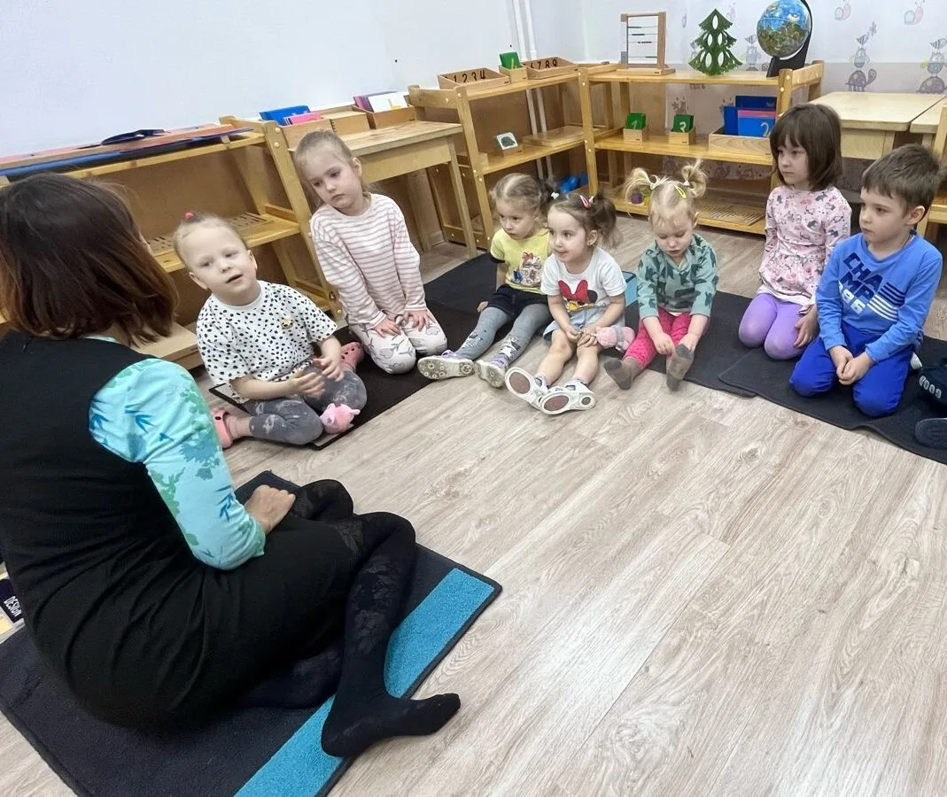 Занятие на ковре в кружке с педагогом